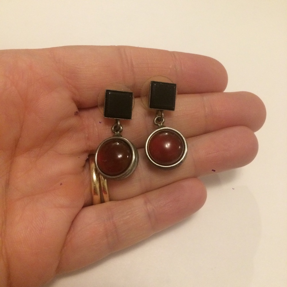 ❤️Vintage Red/Brown Cabachon and Onyx Earrings - Picture 1 of 4